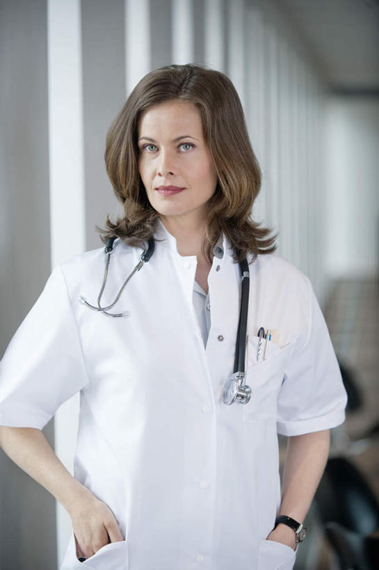 西方人,一个人,医生,医院,站,笑,微笑,竖图,室内,白天,正面,工作服,制服,欧洲,欧洲人,仅一个女性,仅一个人,服装,墙,走道,走廊,过道,注视,墙壁,墙面,衣服,听诊器,观察,看,站着,仅一个中年女性,医护人员,医疗人员,服饰,观看,察看,医疗设备,双手插袋,衣着,穿着,关注,医疗器械,手插袋,医疗工具,医疗机构,双手抄兜,双手放兜,工作制服,衣饰,检测工具,女人,女性,中年女性,白种人,大夫,插兜,两手抄兜,两手放兜,手插兜,手放口袋,站立,半身,彩图,工作套服,病院,诊所,手抄兜