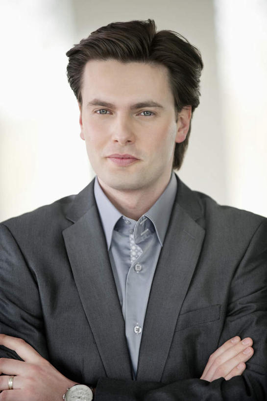 西方人,脸,头,脸颊,手,一个人,商务人士,商务女性,站,双手交叉,竖图,室内,特写,白天,正面,欧洲,欧洲人,双手,仅一个男性,仅一个人,仅一个中年男性,套装,领带,注视,肩膀,观察,看,站着,手部,观看,察看,双手抱胸,象征,庄重,关注,商务装,身份,工薪阶层,正式,地位,男人,男性,中年男性,白种人,头部,脸部,脸蛋,面部,白领,上班族,站立,半身,彩图