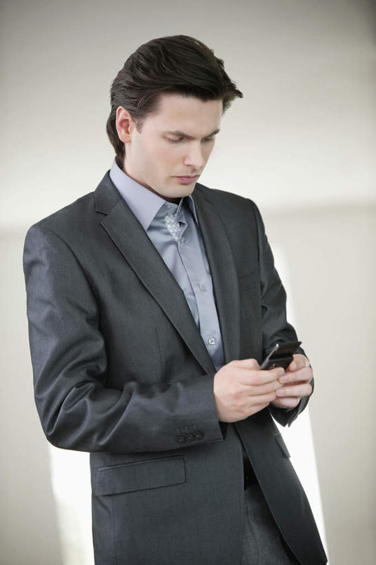 西方人,一个人,商务人士,商务女性,站,打电话,竖图,室内,白天,正面,电话,手机,欧洲,欧洲人,仅一个男性,仅一个人,仅一个中年男性,握,套装,领带,拿,拿着,注视,通讯设备,观察,看,站着,握着,观看,察看,象征,庄重,关注,商务装,身份,工薪阶层,一部,正式,地位,交流,男人,男性,中年男性,白种人,白领,上班族,沟通,通话,站立,半身,彩图