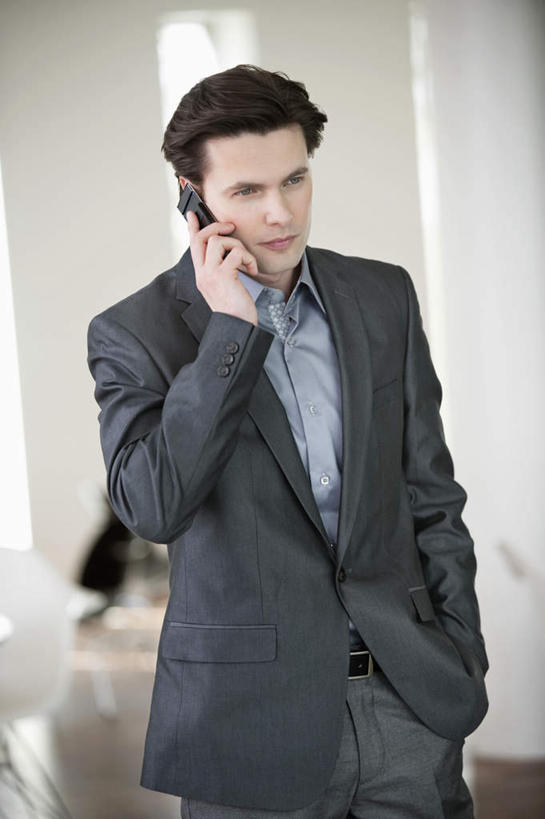 西方人,一个人,商务人士,商务女性,站,说,打电话,竖图,室内,白天,正面,讨论,电话,手机,欧洲,欧洲人,仅一个男性,仅一个人,仅一个中年男性,握,套装,拿,拿着,注视,通讯设备,观察,看,站着,握着,观看,察看,关注,商务装,手插袋,单手插袋,工薪阶层,一部,单手抄兜,单手放兜,交流,男人,男性,中年男性,白种人,白领,上班族,插兜,沟通,讲话,交谈,商讨,手插兜,手放口袋,说话,谈话,通话,站立,半身,彩图,手抄兜