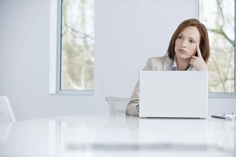 西方人,一个人,商务人士,商务女性,办公室,坐,横图,室内,白天,正面,电脑,笔记本电脑,窗户,家具,桌子,欧洲,欧洲人,仅一个年轻女性,仅一个女性,仅一个人,撑,套装,网络,办公桌,墙,托腮,注视,通讯设备,玻璃窗,墙壁,墙面,观察,看,托,观看,一台,察看,无线,关注,托下巴,通信设备,商务装,无线网络,无线上网,便携式电脑,工薪阶层,办公家具,手提电脑,年轻女性,女人,女性,白种人,白领,上班族,坐着,半身,彩图