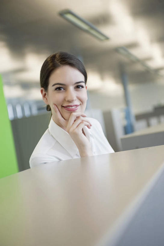 西方人,一个人,商务人士,商务女性,办公室,坐,笑,微笑,竖图,室内,白天,正面,家具,桌子,照明,欧洲,欧洲人,仅一个年轻女性,仅一个女性,仅一个人,撑,阴影,套装,朦胧,模糊,光线,影子,办公桌,灯光,托腮,注视,顶灯,灯,灯具,观察,看,托,观看,照亮,察看,照明设备,关注,托下巴,商务装,工薪阶层,办公家具,年轻女性,女人,女性,白种人,白领,上班族,坐着,半身,彩图