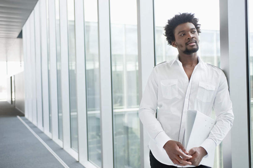 西方人,胡须,一个人,商务人士,商务男性,站,横图,室内,白天,正面,衬衫,窗户,欧洲,非洲,黑人,欧洲人,仅一个男性,仅一个人,握,套装,材料,档案,文件,纸,墙,走道,走廊,过道,拿,拿着,注视,玻璃窗,墙壁,墙面,仅一个年轻男性,手稿,资料,观察,看,站着,握着,观看,证明,察看,关注,文档,商务装,工薪阶层,男人,男性,年轻男性,非洲人,胡子,络腮胡,白领,上班族,站立,半身,彩图,衬衣