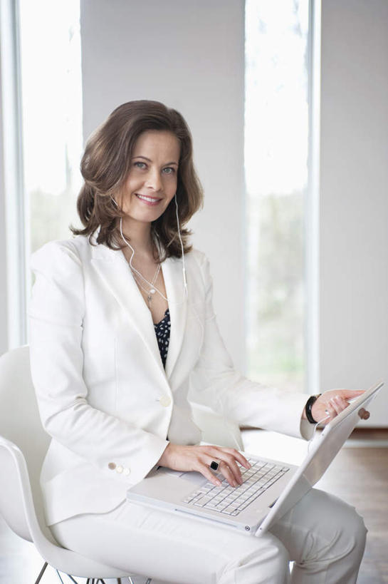 西方人,一个人,商务人士,商务女性,坐,竖图,室内,白天,侧面,陶醉,快乐,满意,幸福,电脑,笔记本电脑,窗户,椅子,欧洲,欧洲人,仅一个女性,仅一个人,敲打,套装,网络,墙,音响,音乐,音乐播放器,注视,娱乐,输入,通讯设备,玻璃窗,墙壁,墙面,耳机,会议椅,打字,观察,看,仅一个中年女性,享受,休闲,放松,观看,点击,一台,敲击,办公椅,察看,无线,舒适,享乐,关注,通信设备,商务装,无线网络,MP3播放器,无线上网,便携式电脑,工薪阶层,商务椅,培训椅,按键,手提电脑,女人,女性,中年女性,白种人,白领,上班族,坐着,半身,彩图,播放器,沉醉