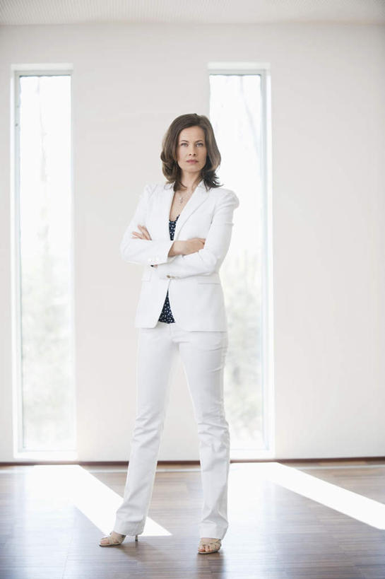 西方人,一个人,商务人士,商务女性,站,双手交叉,竖图,室内,白天,正面,窗户,欧洲,欧洲人,仅一个女性,仅一个人,阴影,套装,光线,影子,墙,注视,玻璃窗,墙壁,墙面,阳光,观察,看,站着,仅一个中年女性,观看,察看,双手抱胸,关注,商务装,工薪阶层,女人,女性,中年女性,白种人,白领,上班族,站立,彩图,全身