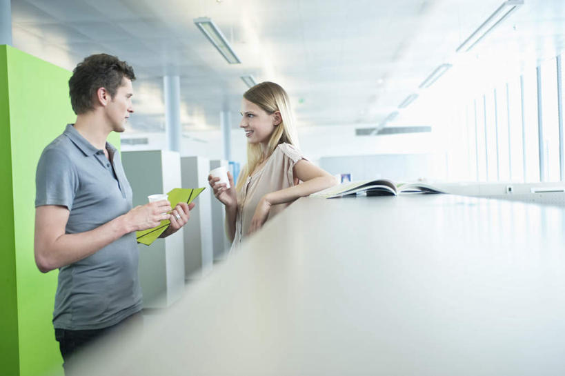 西方人,两个人,同事,商务人士,商务男性,商务女性,办公室,站,笑,说,微笑,露齿笑,横图,室内,白天,侧面,衬衫,讨论,成功,合作,团队,集体,信心,窗户,家具,桌子,杯子,欧洲,欧洲人,握,套装,材料,档案,文件,纸,办公桌,墙,拿,拿着,注视,队伍,玻璃窗,墙壁,墙面,手稿,纸制品,资料,观察,看,站着,握着,观看,纸杯,证明,察看,领导,成就,关注,一次性杯子,文档,商务装,合伙,领袖,工薪阶层,办公家具,交流,男人,男性,年轻男性,年轻女性,女人,女性,白种人,白领,上班族,沟通,讲话,交谈,商讨,说话,谈话,站立,半身,彩图,衬衣