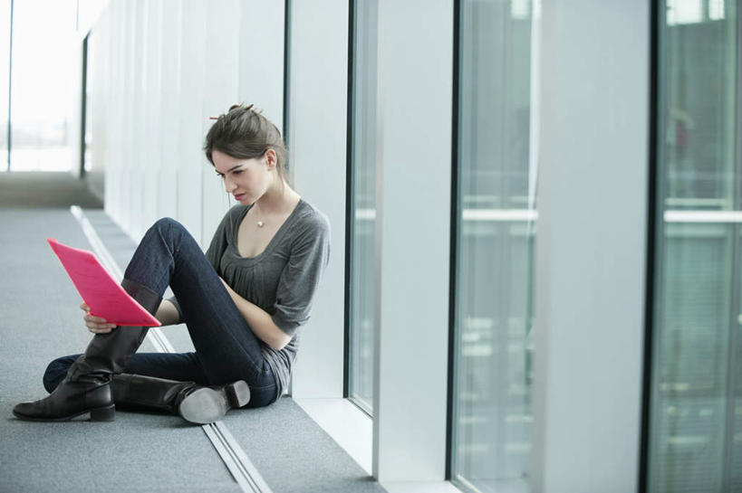 西方人,一个人,商务人士,商务女性,坐,横图,室内,白天,正面,窗户,欧洲,欧洲人,仅一个年轻女性,仅一个女性,仅一个人,握,套装,材料,档案,文件,纸,墙,走道,走廊,过道,拿,拿着,注视,玻璃窗,墙壁,墙面,手稿,资料,观察,看,握着,观看,证明,察看,关注,文档,商务装,工薪阶层,年轻女性,女人,女性,白种人,白领,上班族,坐着,彩图,全身