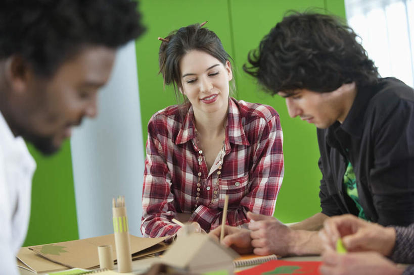 西方人,三个人,同事,商务人士,商务男性,商务女性,办公室,坐,横图,室内,白天,正面,衬衫,成功,合作,团队,集体,信心,家具,桌子,欧洲,非洲,黑人,欧洲人,握,套装,服装,笔,材料,档案,文件,纸,办公桌,办公用品,拿,拿着,注视,休闲装,队伍,水笔,文具,衣服,手稿,学习用品,资料,观察,看,休闲,休闲服,握着,服饰,观看,文具用品,证明,察看,领导,成就,关注,文档,商务装,合伙,领袖,工薪阶层,办公家具,男人,男性,年轻男性,年轻女性,女人,女性,白种人,非洲人,白领,上班族,坐着,半身,彩图,衬衣