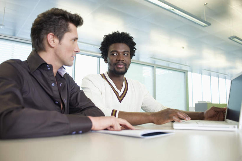 西方人,两个人,同事,商务人士,商务男性,办公室,坐,横图,室内,白天,正面,衬衫,成功,合作,团队,集体,信心,电脑,笔记本电脑,窗户,家具,桌子,欧洲,非洲,黑人,欧洲人,敲打,套装,网络,材料,档案,文件,纸,办公桌,墙,注视,输入,通讯设备,队伍,玻璃窗,墙壁,墙面,手稿,资料,打字,观察,看,观看,点击,敲击,证明,察看,无线,领导,成就,关注,文档,通信设备,商务装,无线网络,合伙,领袖,无线上网,便携式电脑,工薪阶层,办公家具,按键,手提电脑,男人,男性,年轻男性,白种人,非洲人,白领,上班族,坐着,半身,彩图,衬衣