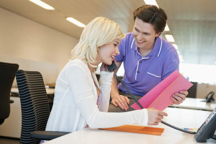 西方人,两个人,同事,商务人士,商务男性,商务女性,办公室,站,坐,笑,说,打电话,微笑,露齿笑,横图,室内,白天,仰视,衬衫,讨论,成功,合作,团队,集体,信心,家具,桌子,电话,椅子,照明,欧洲,欧洲人,握,阴影,套装,光线,材料,档案,文件,影子,纸,办公桌,墙,灯光,拿,拿着,注视,通讯设备,队伍,顶灯,墙壁,墙面,灯,话筒,会议椅,手稿,资料,灯具,观察,看,站着,电话线,握着,观看,办公椅,证明,照亮,察看,领导,固定电话,照明设备,成就,关注,文档,商务装,合伙,领袖,工薪阶层,办公家具,商务椅,培训椅,交流,男人,男性,年轻女性,女人,女性,中年男性,白种人,白领,上班族,电话机,沟通,讲话,交谈,商讨,说话,谈话,通话,站立,坐着,半身,彩图,低角度拍摄,衬衣