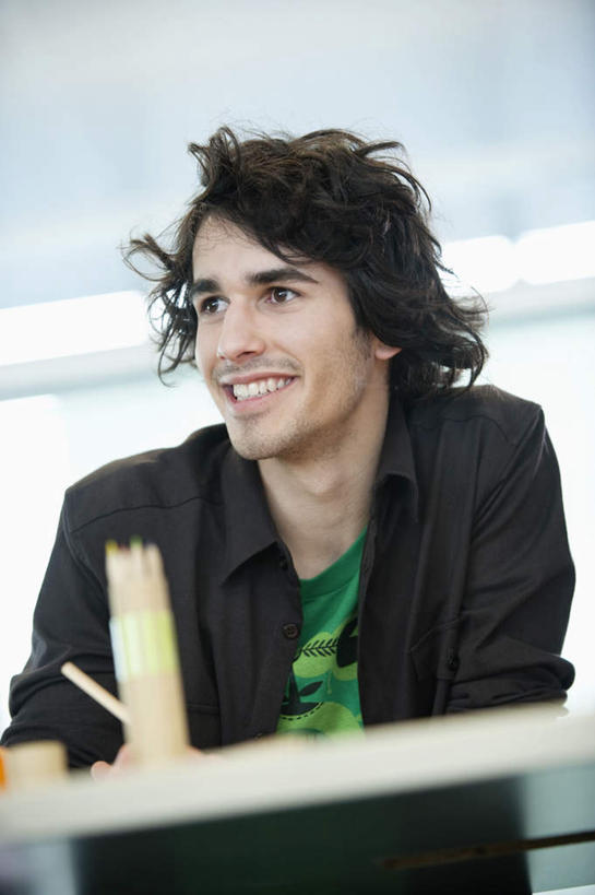 西方人,一个人,商务人士,商务男性,办公室,坐,笑,微笑,露齿笑,竖图,室内,白天,仰视,衬衫,家具,桌子,欧洲,欧洲人,仅一个男性,仅一个人,套装,办公桌,注视,仅一个年轻男性,观察,看,观看,察看,关注,商务装,工薪阶层,办公家具,男人,男性,年轻男性,白种人,白领,上班族,坐着,半身,彩图,低角度拍摄,衬衣