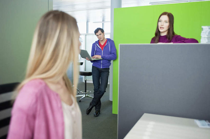 西方人,三个人,同事,商务人士,商务男性,商务女性,办公室,站,坐,横图,室内,白天,正面,衬衫,成功,合作,团队,集体,信心,电脑,笔记本电脑,家具,桌子,欧洲,欧洲人,敲打,握,套装,服装,网络,办公桌,墙,拿,拿着,注视,休闲装,输入,通讯设备,队伍,墙壁,墙面,衣服,打字,观察,看,站着,休闲,休闲服,握着,服饰,观看,点击,敲击,察看,无线,领导,成就,关注,通信设备,商务装,无线网络,合伙,领袖,无线上网,便携式电脑,工薪阶层,办公家具,按键,手提电脑,男人,男性,年轻男性,年轻女性,女人,女性,白种人,白领,上班族,站立,坐着,半身,彩图,衬衣