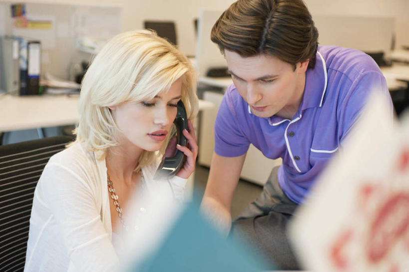 西方人,两个人,同事,商务人士,商务男性,商务女性,办公室,坐,说,打电话,横图,室内,白天,正面,衬衫,讨论,成功,合作,团队,集体,信心,家具,桌子,电话,椅子,欧洲,欧洲人,握,套装,朦胧,模糊,办公桌,拿,拿着,注视,通讯设备,队伍,话筒,会议椅,观察,看,电话线,握着,观看,办公椅,察看,领导,固定电话,成就,关注,商务装,合伙,领袖,工薪阶层,办公家具,商务椅,培训椅,交流,男人,男性,年轻男性,年轻女性,女人,女性,白种人,白领,上班族,电话机,沟通,讲话,交谈,商讨,说话,谈话,通话,坐着,半身,彩图,衬衣