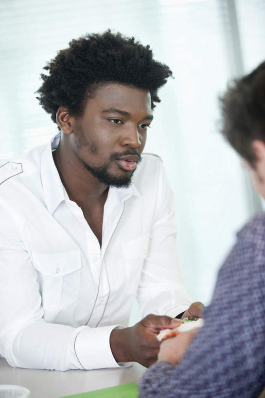 西方人,背部,胡须,两个人,同事,商务人士,商务男性,办公室,坐,说,竖图,室内,白天,正面,衬衫,讨论,成功,合作,团队,集体,信心,家具,桌子,欧洲,非洲,黑人,欧洲人,套装,办公桌,注视,队伍,相视,观察,看,面对面,观看,对视,察看,领导,互视,成就,关注,相对,商务装,合伙,领袖,工薪阶层,相看,办公家具,交流,男人,男性,年轻男性,中年男性,白种人,非洲人,胡子,络腮胡,白领,上班族,沟通,讲话,交谈,商讨,说话,谈话,坐着,半身,彩图,衬衣