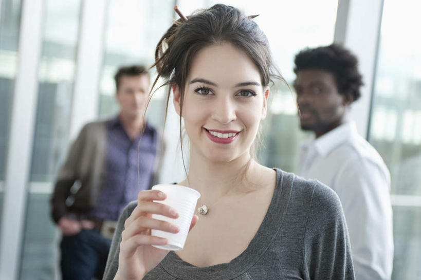 西方人,三个人,同事,商务人士,商务男性,商务女性,办公室,站,笑,微笑,露齿笑,横图,室内,白天,正面,衬衫,成功,合作,团队,集体,信心,窗户,杯子,项链,欧洲,非洲,黑人,欧洲人,握,套装,服装,朦胧,模糊,墙,拿,拿着,注视,休闲装,队伍,玻璃窗,墙壁,墙面,装饰品,衣服,饰品,首饰,纸制品,观察,看,站着,休闲,休闲服,握着,服饰,观看,纸杯,察看,领导,成就,关注,一次性杯子,商务装,合伙,领袖,工薪阶层,男人,男性,年轻男性,年轻女性,女人,女性,白种人,非洲人,白领,上班族,站立,半身,彩图,衬衣