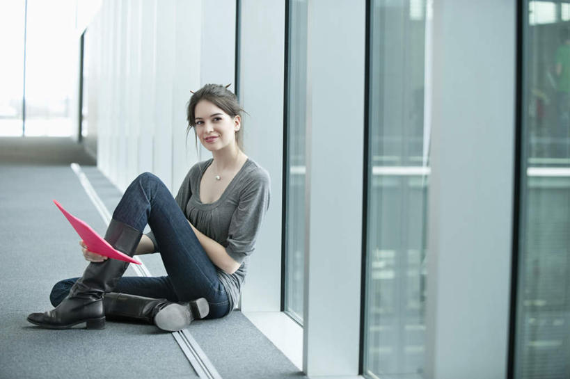 西方人,一个人,商务人士,商务女性,坐,笑,微笑,横图,室内,白天,侧面,窗户,欧洲,欧洲人,仅一个年轻女性,仅一个女性,仅一个人,握,套装,材料,档案,文件,纸,墙,走道,走廊,过道,拿,拿着,注视,玻璃窗,墙壁,墙面,手稿,资料,观察,看,握着,观看,证明,察看,关注,文档,商务装,工薪阶层,年轻女性,女人,女性,白种人,白领,上班族,坐着,彩图,全身