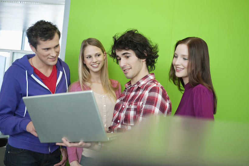 西方人,四个人,同事,商务人士,商务男性,商务女性,办公室,站,横图,室内,白天,正面,衬衫,成功,合作,团队,集体,信心,电脑,笔记本电脑,家具,桌子,欧洲,欧洲人,握,套装,服装,网络,办公桌,墙,拿,拿着,注视,休闲装,通讯设备,队伍,墙壁,墙面,衣服,观察,看,站着,休闲,休闲服,握着,服饰,观看,一台,察看,无线,领导,成就,关注,通信设备,商务装,无线网络,合伙,领袖,无线上网,便携式电脑,工薪阶层,办公家具,手提电脑,男人,男性,年轻男性,年轻女性,女人,女性,白种人,白领,上班族,站立,半身,彩图,衬衣