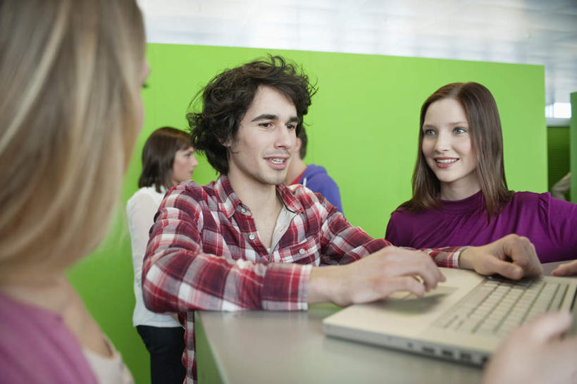 西方人,同事,商务人士,商务男性,商务女性,办公室,站,笑,微笑,露齿笑,横图,室内,白天,正面,衬衫,成功,合作,团队,集体,信心,电脑,笔记本电脑,家具,桌子,欧洲,欧洲人,五个人,敲打,套装,服装,网络,办公桌,墙,许多人,注视,休闲装,输入,通讯设备,队伍,墙壁,墙面,衣服,打字,观察,看,站着,一群人,休闲,休闲服,服饰,观看,点击,一台,敲击,察看,无线,领导,成就,关注,通信设备,商务装,无线网络,合伙,领袖,无线上网,便携式电脑,工薪阶层,办公家具,按键,手提电脑,男人,男性,年轻男性,年轻女性,女人,女性,中年男性,白种人,白领,上班族,站立,半身,彩图,衬衣