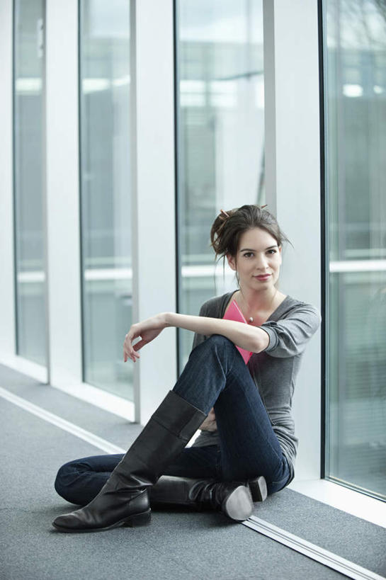 西方人,一个人,商务人士,商务女性,坐,笑,微笑,竖图,室内,白天,正面,窗户,欧洲,欧洲人,仅一个年轻女性,仅一个女性,仅一个人,握,套装,材料,档案,文件,纸,墙,走道,走廊,过道,拿,拿着,注视,玻璃窗,墙壁,墙面,手稿,资料,观察,看,握着,观看,证明,察看,关注,文档,商务装,工薪阶层,年轻女性,女人,女性,白种人,白领,上班族,坐着,彩图,全身