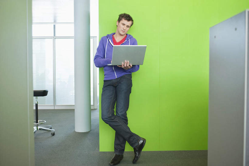 西方人,一个人,商务人士,商务女性,办公室,站,横图,室内,白天,正面,电脑,笔记本电脑,欧洲,欧洲人,仅一个男性,仅一个人,仅一个中年男性,敲打,握,套装,服装,网络,墙,拿,拿着,注视,休闲装,输入,通讯设备,墙壁,墙面,衣服,打字,观察,看,站着,休闲,休闲服,握着,服饰,观看,点击,一台,敲击,察看,无线,关注,通信设备,商务装,无线网络,无线上网,便携式电脑,工薪阶层,按键,手提电脑,男人,男性,中年男性,白种人,白领,上班族,站立,彩图,全身