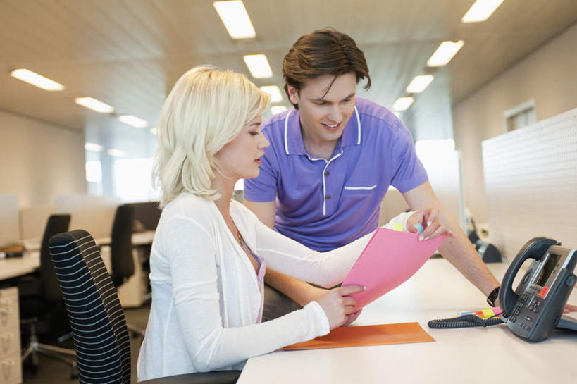 西方人,两个人,同事,商务人士,商务男性,商务女性,办公室,站,坐,打电话,横图,室内,白天,正面,衬衫,成功,合作,团队,集体,信心,家具,桌子,电话,椅子,照明,欧洲,欧洲人,弯腰,握,阴影,套装,光线,材料,档案,文件,影子,纸,办公桌,灯光,拿,拿着,注视,通讯设备,队伍,顶灯,灯,话筒,会议椅,手稿,资料,灯具,观察,看,站着,电话线,握着,观看,办公椅,证明,照亮,察看,领导,固定电话,照明设备,成就,关注,文档,商务装,合伙,领袖,工薪阶层,办公家具,弯身,商务椅,培训椅,交流,男人,男性,年轻男性,年轻女性,女人,女性,白种人,白领,上班族,电话机,沟通,通话,站立,坐着,半身,彩图,衬衣