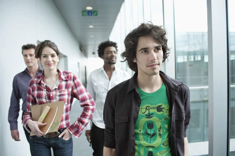 西方人,四个人,同事,商务人士,商务男性,商务女性,走,笑,微笑,横图,室内,白天,正面,衬衫,成功,合作,团队,集体,信心,窗户,欧洲,非洲,黑人,欧洲人,握,套装,服装,材料,档案,文件,纸,墙,走道,走廊,过道,拿,拿着,注视,休闲装,队伍,玻璃窗,墙壁,墙面,衣服,手稿,资料,观察,看,休闲,休闲服,握着,服饰,观看,证明,察看,领导,成就,关注,文档,商务装,合伙,领袖,工薪阶层,男人,男性,年轻男性,年轻女性,女人,女性,白种人,非洲人,白领,上班族,步行,散步,走路,半身,彩图,衬衣