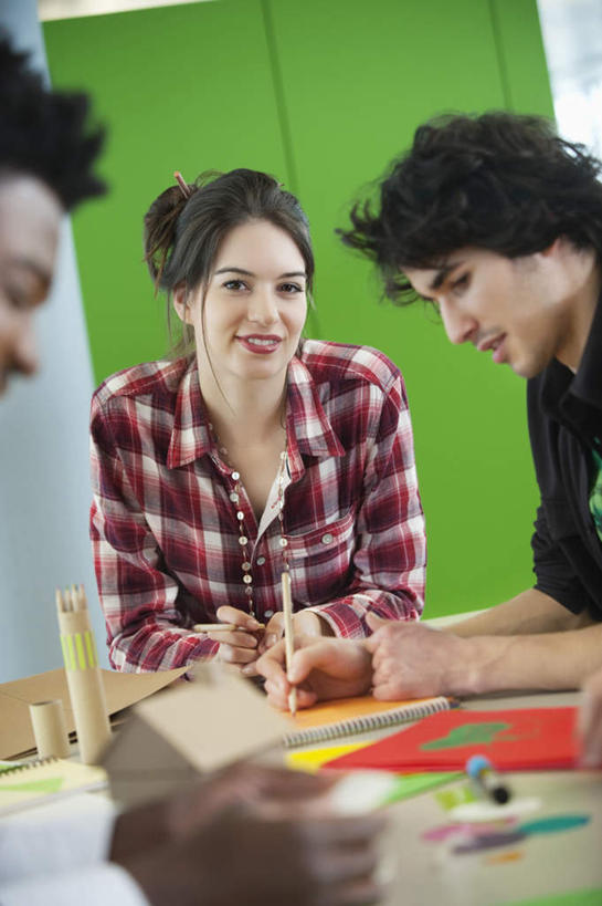 西方人,三个人,同事,商务人士,商务男性,商务女性,办公室,坐,笑,微笑,露齿笑,竖图,室内,白天,正面,衬衫,成功,合作,团队,集体,信心,家具,桌子,欧洲,非洲,黑人,欧洲人,握,套装,服装,笔,材料,档案,文件,纸,办公桌,办公用品,拿,拿着,注视,休闲装,队伍,水笔,文具,衣服,手稿,学习用品,资料,观察,看,休闲,休闲服,握着,服饰,观看,文具用品,证明,察看,领导,成就,关注,文档,商务装,合伙,领袖,工薪阶层,办公家具,男人,男性,年轻男性,年轻女性,女人,女性,白种人,非洲人,白领,上班族,坐着,半身,彩图,衬衣