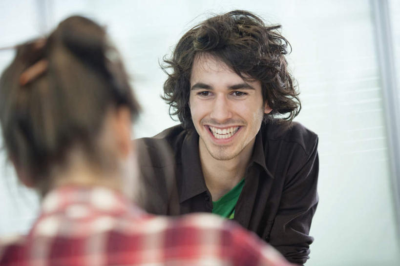 西方人,背部,两个人,同事,商务人士,商务男性,商务女性,坐,笑,微笑,露齿笑,横图,室内,白天,正面,衬衫,成功,合作,团队,集体,信心,欧洲,欧洲人,套装,服装,朦胧,模糊,注视,休闲装,队伍,相视,衣服,观察,看,休闲,面对面,休闲服,服饰,观看,对视,察看,领导,互视,成就,关注,相对,商务装,合伙,领袖,工薪阶层,相看,男人,男性,年轻男性,年轻女性,女人,女性,白种人,白领,上班族,坐着,半身,彩图,衬衣