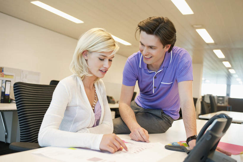 西方人,两个人,同事,商务人士,商务男性,商务女性,办公室,坐,笑,说,打电话,微笑,露齿笑,横图,室内,白天,正面,衬衫,讨论,成功,合作,团队,集体,信心,家具,桌子,电话,椅子,照明,欧洲,欧洲人,阴影,套装,光线,材料,档案,文件,影子,纸,办公桌,灯光,注视,通讯设备,队伍,顶灯,灯,话筒,会议椅,手稿,资料,灯具,观察,看,电话线,观看,办公椅,证明,照亮,察看,领导,固定电话,照明设备,成就,关注,文档,商务装,合伙,领袖,工薪阶层,办公家具,商务椅,培训椅,交流,男人,男性,年轻男性,年轻女性,女人,女性,白种人,白领,上班族,电话机,沟通,讲话,交谈,商讨,说话,谈话,通话,坐着,半身,彩图,衬衣