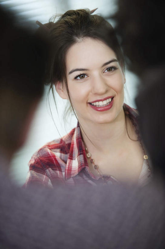 西方人,脸,头,脸颊,背部,三个人,同事,商务人士,商务男性,商务女性,办公室,坐,笑,说,微笑,露齿笑,竖图,室内,特写,白天,正面,衬衫,讨论,成功,合作,团队,集体,信心,欧洲,欧洲人,套装,服装,朦胧,模糊,注视,休闲装,队伍,肩膀,相视,衣服,观察,看,休闲,面对面,休闲服,服饰,观看,对视,察看,领导,互视,成就,关注,相对,商务装,合伙,领袖,工薪阶层,相看,交流,男人,男性,年轻男性,年轻女性,女人,女性,白种人,头部,脸部,脸蛋,面部,白领,上班族,沟通,讲话,交谈,商讨,说话,谈话,坐着,半身,彩图,衬衣