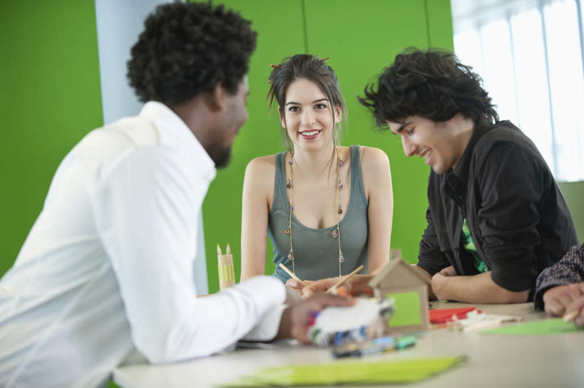 西方人,三个人,同事,商务人士,商务男性,商务女性,办公室,坐,笑,微笑,露齿笑,横图,室内,白天,正面,衬衫,成功,合作,团队,集体,信心,家具,桌子,欧洲,非洲,黑人,欧洲人,握,套装,服装,笔,材料,档案,文件,纸,办公桌,办公用品,拿,拿着,注视,休闲装,队伍,水笔,文具,衣服,手稿,学习用品,资料,观察,看,休闲,休闲服,握着,服饰,观看,文具用品,证明,察看,领导,成就,关注,文档,商务装,合伙,领袖,工薪阶层,办公家具,男人,男性,年轻男性,年轻女性,女人,女性,白种人,非洲人,白领,上班族,坐着,半身,彩图,衬衣