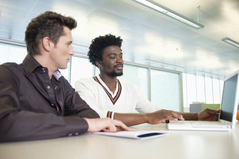 西方人,胡须,两个人,同事,商务人士,商务男性,办公室,坐,说,横图,室内,白天,正面,衬衫,讨论,成功,合作,团队,集体,信心,电脑,笔记本电脑,窗户,家具,桌子,欧洲,非洲,黑人,欧洲人,敲打,套装,网络,材料,档案,文件,纸,办公桌,墙,注视,输入,通讯设备,队伍,玻璃窗,墙壁,墙面,手稿,资料,打字,观察,看,观看,点击,敲击,证明,察看,无线,领导,成就,关注,文档,通信设备,商务装,无线网络,合伙,领袖,无线上网,便携式电脑,工薪阶层,办公家具,交流,按键,手提电脑,男人,男性,年轻男性,中年男性,白种人,非洲人,胡子,络腮胡,白领,上班族,沟通,讲话,交谈,商讨,说话,谈话,坐着,半身,彩图,衬衣