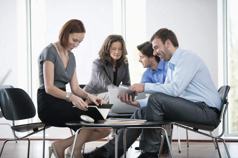 西方人,四个人,同事,商务人士,商务男性,商务女性,办公室,坐,说,横图,室内,白天,正面,衬衫,讨论,成功,合作,团队,集体,信心,电脑,笔记本电脑,家具,桌子,椅子,欧洲,欧洲人,握,套装,网络,办公桌,拿,拿着,注视,通讯设备,队伍,会议椅,观察,看,握着,观看,办公椅,察看,无线,领导,成就,关注,通信设备,商务装,无线网络,合伙,领袖,无线上网,便携式电脑,工薪阶层,办公家具,商务椅,培训椅,交流,手提电脑,男人,男性,年轻男性,年轻女性,女人,女性,中年男性,中年女性,白种人,白领,上班族,沟通,讲话,交谈,商讨,说话,谈话,坐着,半身,彩图,衬衣