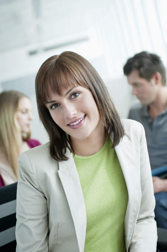 西方人,三个人,同事,商务人士,商务男性,商务女性,站,笑,微笑,露齿笑,竖图,室内,白天,正面,衬衫,成功,合作,团队,集体,信心,欧洲,欧洲人,套装,服装,朦胧,模糊,注视,休闲装,队伍,衣服,观察,看,站着,休闲,休闲服,服饰,观看,察看,领导,成就,关注,商务装,合伙,领袖,工薪阶层,男人,男性,年轻男性,年轻女性,女人,女性,中年男性,白种人,白领,上班族,站立,半身,彩图,衬衣