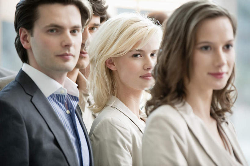 西方人,四个人,同事,商务人士,商务男性,商务女性,站,笑,微笑,横图,室内,白天,侧面,衬衫,成功,合作,团队,集体,信心,欧洲,欧洲人,套装,领带,扭头,注视,队伍,观察,看,站着,转头,观看,察看,领导,象征,庄重,成就,关注,商务装,身份,合伙,领袖,工薪阶层,正式,地位,男人,男性,年轻男性,年轻女性,女人,女性,中年男性,白种人,白领,上班族,站立,半身,彩图,衬衣