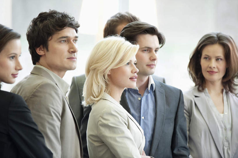 西方人,同事,商务人士,商务男性,商务女性,站,笑,微笑,横图,室内,白天,侧面,衬衫,成功,合作,团队,集体,信心,欧洲,欧洲人,套装,许多人,注视,队伍,观察,看,站着,一群人,观看,察看,领导,成就,关注,商务装,合伙,领袖,工薪阶层,男人,男性,年轻男性,年轻女性,女人,女性,中年男性,白种人,白领,上班族,站立,半身,彩图,衬衣