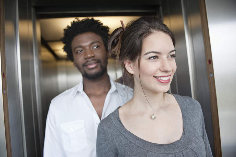 西方人,胡须,两个人,同事,商务人士,商务男性,商务女性,走,笑,微笑,露齿笑,横图,室内,白天,正面,衬衫,成功,合作,团队,集体,信心,电梯,项链,欧洲,非洲,黑人,欧洲人,套装,服装,朦胧,模糊,运输工具,注视,休闲装,队伍,装饰品,衣服,饰品,首饰,观察,看,休闲,休闲服,服饰,升降梯,观看,察看,领导,成就,关注,商务装,合伙,领袖,工薪阶层,男人,男性,年轻男性,年轻女性,女人,女性,白种人,非洲人,胡子,络腮胡,白领,上班族,步行,散步,走路,半身,彩图,衬衣,升降设备