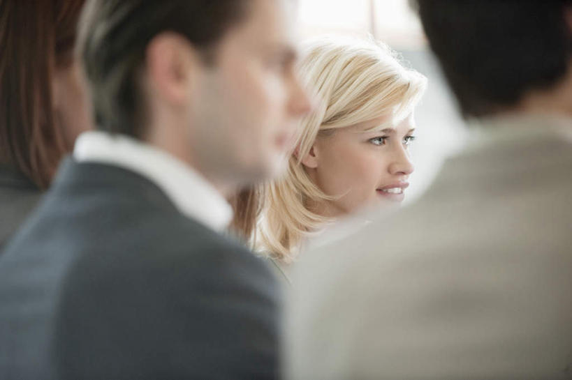 西方人,背部,四个人,同事,商务人士,商务男性,商务女性,坐,笑,微笑,露齿笑,横图,室内,特写,白天,正面,衬衫,成功,合作,团队,集体,信心,欧洲,欧洲人,套装,朦胧,模糊,注视,队伍,观察,看,观看,察看,领导,成就,关注,商务装,合伙,领袖,工薪阶层,男人,男性,年轻男性,年轻女性,女人,女性,中年男性,白种人,白领,上班族,坐着,半身,彩图,衬衣