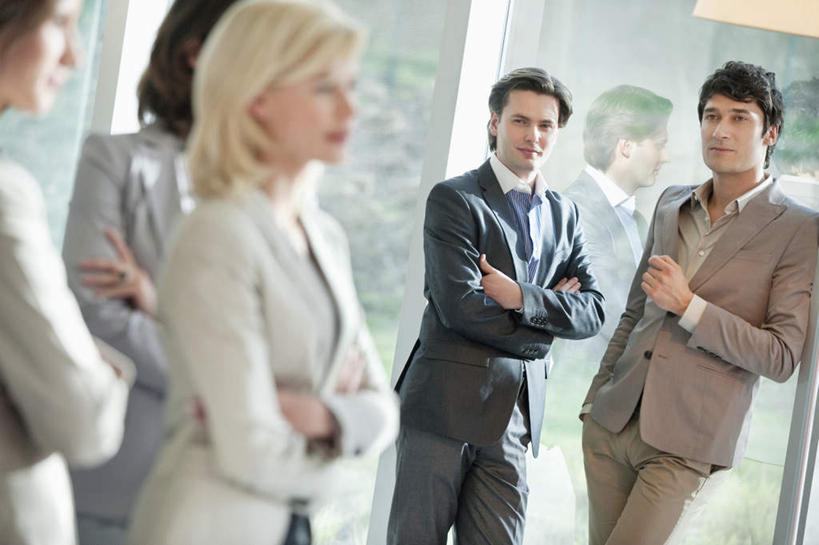 西方人,同事,商务人士,商务男性,商务女性,站,双手交叉,横图,室内,白天,正面,衬衫,成功,合作,团队,集体,信心,窗户,欧洲,欧洲人,五个人,套装,朦胧,模糊,领带,许多人,注视,队伍,玻璃窗,观察,看,站着,一群人,观看,察看,领导,双手抱胸,象征,庄重,成就,关注,商务装,身份,手插袋,单手插袋,合伙,领袖,工薪阶层,单手抄兜,单手放兜,正式,地位,男人,男性,年轻男性,年轻女性,女人,女性,中年男性,白种人,白领,上班族,插兜,手插兜,手放口袋,站立,半身,彩图,衬衣,手抄兜