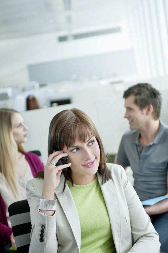 西方人,三个人,同事,商务人士,商务男性,商务女性,办公室,坐,说,打电话,竖图,室内,白天,正面,衬衫,讨论,成功,合作,团队,集体,信心,家具,桌子,电话,手机,椅子,欧洲,欧洲人,握,套装,办公桌,拿,拿着,注视,通讯设备,队伍,装饰品,会议椅,饰品,手链,首饰,观察,看,握着,手镯,观看,办公椅,察看,领导,成就,关注,商务装,镯子,合伙,领袖,工薪阶层,一部,办公家具,商务椅,培训椅,交流,男人,男性,年轻男性,年轻女性,女人,女性,中年男性,白种人,白领,上班族,沟通,讲话,交谈,商讨,说话,谈话,通话,坐着,半身,彩图,衬衣