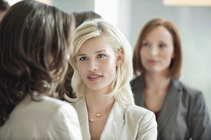 西方人,背部,同事,商务人士,商务女性,站,笑,说,微笑,露齿笑,横图,室内,白天,正面,讨论,成功,合作,团队,集体,信心,项链,欧洲,欧洲人,五个人,套装,朦胧,模糊,许多人,注视,队伍,相视,装饰品,饰品,首饰,观察,看,站着,一群人,面对面,观看,对视,察看,领导,互视,成就,关注,相对,商务装,合伙,领袖,工薪阶层,相看,交流,年轻女性,女人,女性,白种人,白领,上班族,沟通,讲话,交谈,商讨,说话,谈话,站立,半身,彩图