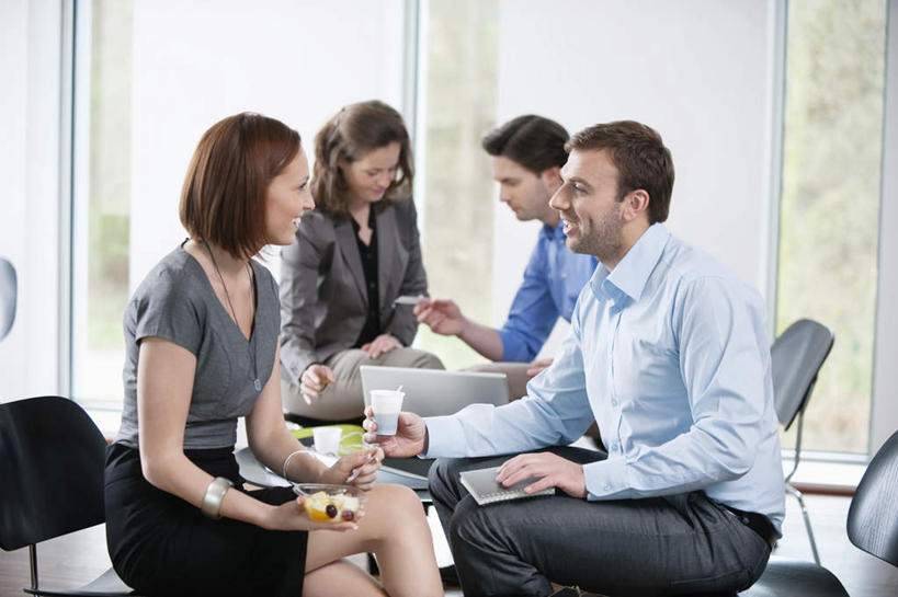 西方人,四个人,同事,商务人士,商务男性,商务女性,办公室,坐,笑,微笑,露齿笑,横图,室内,白天,正面,衬衫,成功,合作,团队,集体,信心,电脑,笔记本电脑,窗户,家具,桌子,椅子,欧洲,欧洲人,握,套装,网络,勺子,陶瓷,办公桌,墙,陶瓷制品,拿,拿着,注视,通讯设备,队伍,玻璃窗,墙壁,墙面,会议椅,容器,调羹,汤匙,碗,观察,看,握着,观看,储藏,办公椅,察看,无线,领导,成就,储存,关注,通信设备,商务装,无线网络,合伙,领袖,无线上网,便携式电脑,工薪阶层,办公家具,商务椅,培训椅,手提电脑,男人,男性,年轻男性,年轻女性,女人,女性,中年男性,中年女性,白种人,白领,上班族,坐着,半身,彩图,衬衣,贮存