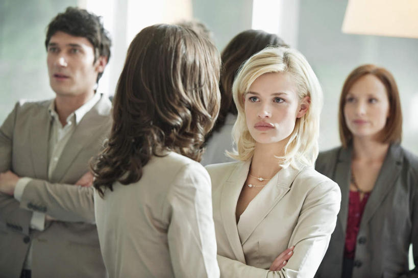 西方人,背部,同事,商务人士,商务男性,商务女性,站,说,双手交叉,横图,室内,白天,正面,衬衫,讨论,成功,合作,团队,集体,信心,项链,欧洲,欧洲人,五个人,套装,许多人,注视,队伍,相视,装饰品,饰品,首饰,观察,看,站着,一群人,面对面,观看,对视,察看,领导,双手抱胸,互视,成就,关注,相对,商务装,合伙,领袖,工薪阶层,相看,交流,男人,男性,年轻男性,年轻女性,女人,女性,中年男性,白种人,白领,上班族,沟通,讲话,交谈,商讨,说话,谈话,站立,半身,彩图,衬衣