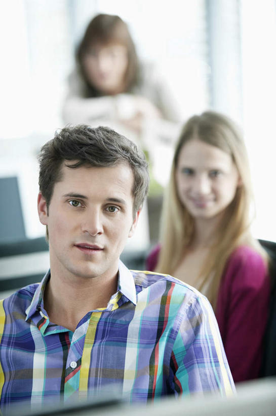 西方人,三个人,同事,商务人士,商务男性,商务女性,坐,竖图,室内,白天,正面,衬衫,成功,合作,团队,集体,信心,欧洲,欧洲人,套装,服装,朦胧,模糊,注视,休闲装,队伍,衣服,观察,看,休闲,休闲服,服饰,观看,察看,领导,成就,关注,商务装,合伙,领袖,工薪阶层,男人,男性,年轻男性,年轻女性,女人,女性,白种人,白领,上班族,坐着,半身,彩图,衬衣