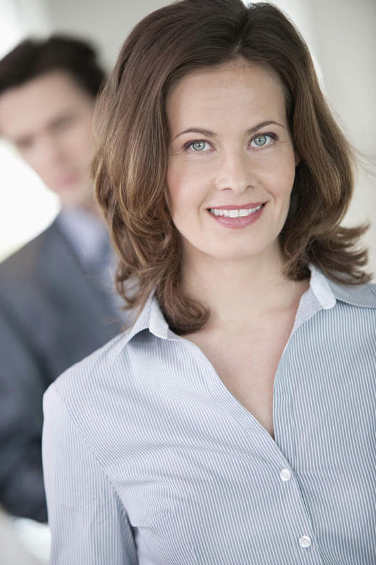 西方人,脸,头,脸颊,两个人,同事,商务人士,商务男性,商务女性,站,笑,微笑,露齿笑,竖图,室内,特写,白天,正面,衬衫,成功,合作,团队,集体,信心,欧洲,欧洲人,套装,朦胧,模糊,注视,队伍,观察,看,站着,观看,察看,领导,成就,关注,商务装,合伙,领袖,工薪阶层,男人,男性,年轻男性,年轻女性,女人,女性,白种人,头部,脸部,脸蛋,面部,白领,上班族,站立,半身,彩图,衬衣