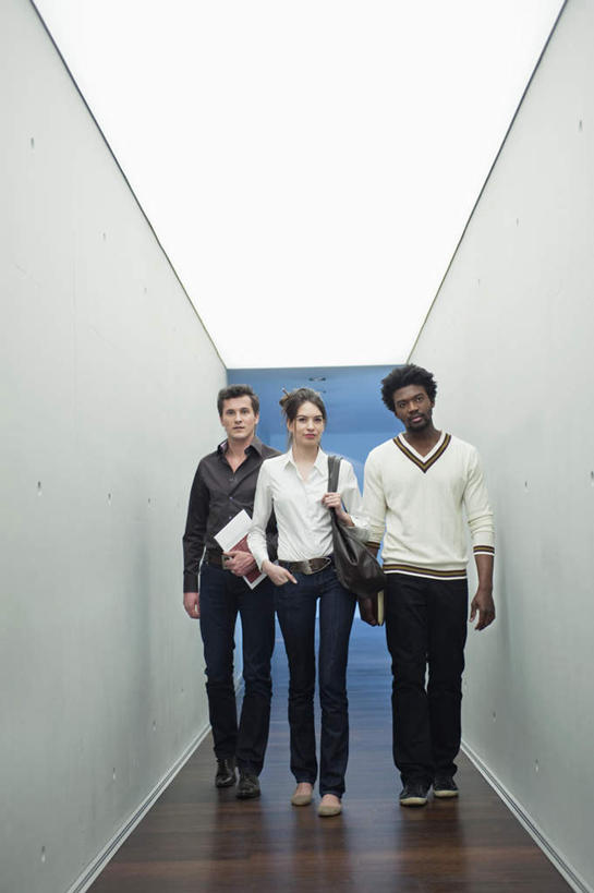 西方人,三个人,同事,商务人士,商务男性,商务女性,走,竖图,室内,白天,正面,衬衫,成功,合作,团队,集体,信心,欧洲,非洲,黑人,欧洲人,一排,套装,服装,整齐,包,皮包,墙,走道,走廊,过道,注视,休闲装,队伍,墙壁,墙面,排列,衣服,观察,看,休闲,休闲服,服饰,观看,单肩包,察看,领导,成就,队列,关注,商务装,手插袋,单手插袋,合伙,领袖,工薪阶层,单手抄兜,单手放兜,男人,男性,年轻男性,年轻女性,女人,女性,中年男性,白种人,非洲人,白领,上班族,步行,插兜,散步,手插兜,手放口袋,走路,彩图,全身,衬衣,手抄兜