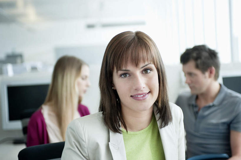 西方人,三个人,同事,商务人士,商务男性,商务女性,办公室,坐,笑,微笑,露齿笑,横图,室内,白天,正面,衬衫,成功,合作,团队,集体,信心,电脑,显示器,鼠标,键盘,家具,桌子,欧洲,欧洲人,套装,服装,朦胧,模糊,网络,办公桌,注视,休闲装,输入设备,通讯设备,队伍,衣服,观察,看,休闲,休闲服,台式电脑,服饰,观看,察看,领导,成就,关注,通信设备,商务装,合伙,领袖,工薪阶层,输出设备,办公家具,男人,男性,年轻男性,年轻女性,女人,女性,白种人,白领,上班族,坐着,半身,彩图,衬衣