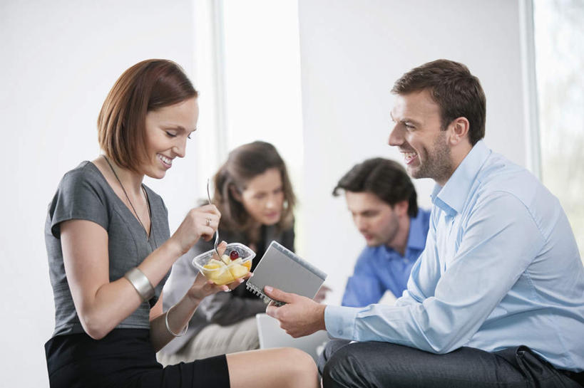 西方人,四个人,同事,商务人士,商务男性,商务女性,办公室,坐,笑,微笑,露齿笑,横图,室内,白天,侧面,衬衫,成功,合作,团队,集体,信心,电脑,笔记本电脑,窗户,家具,桌子,椅子,欧洲,欧洲人,握,套装,网络,勺子,陶瓷,办公桌,墙,陶瓷制品,拿,拿着,注视,通讯设备,队伍,玻璃窗,墙壁,墙面,会议椅,容器,调羹,汤匙,碗,观察,看,握着,观看,储藏,办公椅,察看,无线,领导,成就,储存,关注,通信设备,商务装,无线网络,合伙,领袖,无线上网,便携式电脑,工薪阶层,办公家具,商务椅,培训椅,手提电脑,男人,男性,年轻男性,年轻女性,女人,女性,中年男性,中年女性,白种人,白领,上班族,坐着,半身,彩图,衬衣,贮存