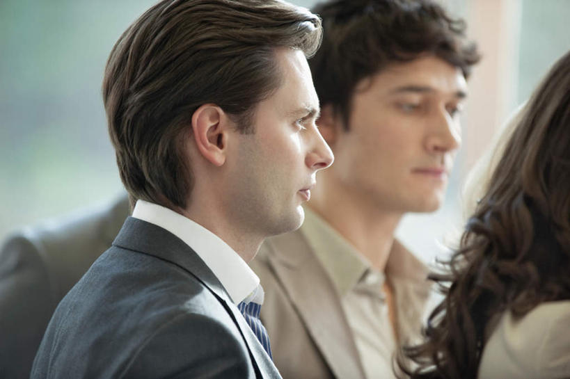 西方人,脸,头,脸颊,四个人,同事,商务人士,商务男性,商务女性,坐,笑,微笑,横图,室内,特写,白天,侧面,衬衫,成功,合作,团队,集体,信心,欧洲,欧洲人,套装,朦胧,模糊,领带,注视,队伍,观察,看,观看,察看,领导,象征,庄重,成就,关注,商务装,身份,合伙,领袖,工薪阶层,正式,地位,男人,男性,女人,女性,中年男性,中年女性,白种人,头部,脸部,脸蛋,面部,白领,上班族,坐着,半身,彩图,衬衣