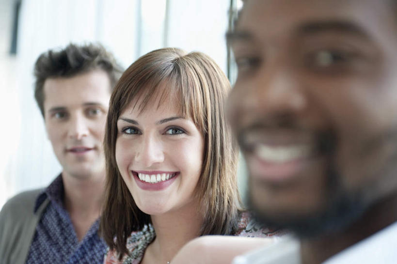 西方人,脸,头,脸颊,胡须,三个人,同事,商务人士,商务男性,商务女性,站,笑,微笑,露齿笑,横图,室内,特写,白天,正面,衬衫,成功,合作,团队,集体,信心,欧洲,非洲,黑人,欧洲人,套装,朦胧,模糊,注视,队伍,观察,看,站着,观看,察看,领导,成就,关注,商务装,合伙,领袖,工薪阶层,男人,男性,年轻男性,年轻女性,女人,女性,中年男性,白种人,非洲人,头部,胡子,络腮胡,脸部,脸蛋,面部,白领,上班族,站立,半身,彩图,衬衣